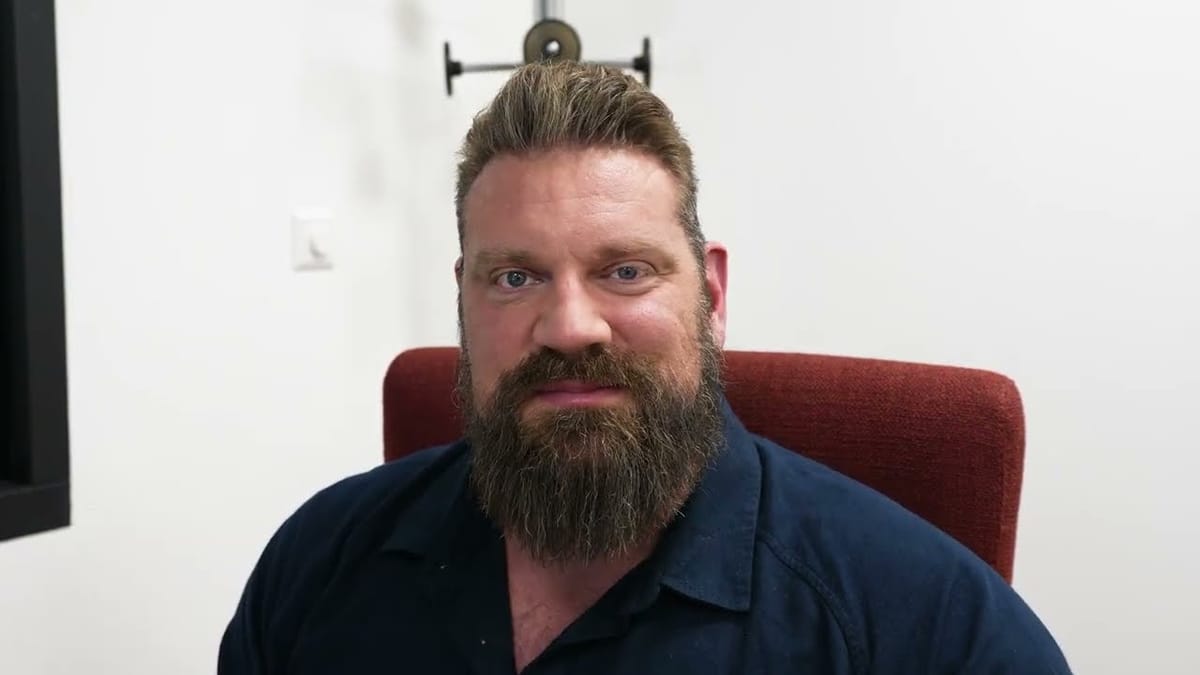 Front-facing head-and-shoulders portrait of Olivier Richters in a navy shirt